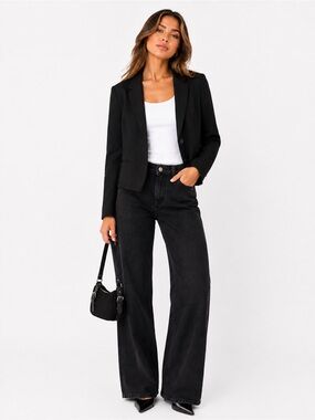 3/15$ 🛍️ Forever 21 Classic Black Blazer